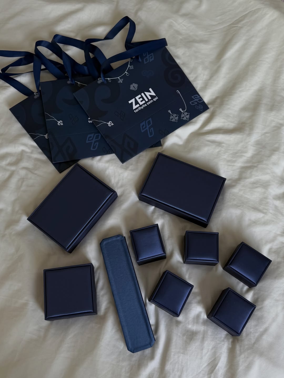 Тёмно-синие коробочки и пакеты Zein на светлом льне