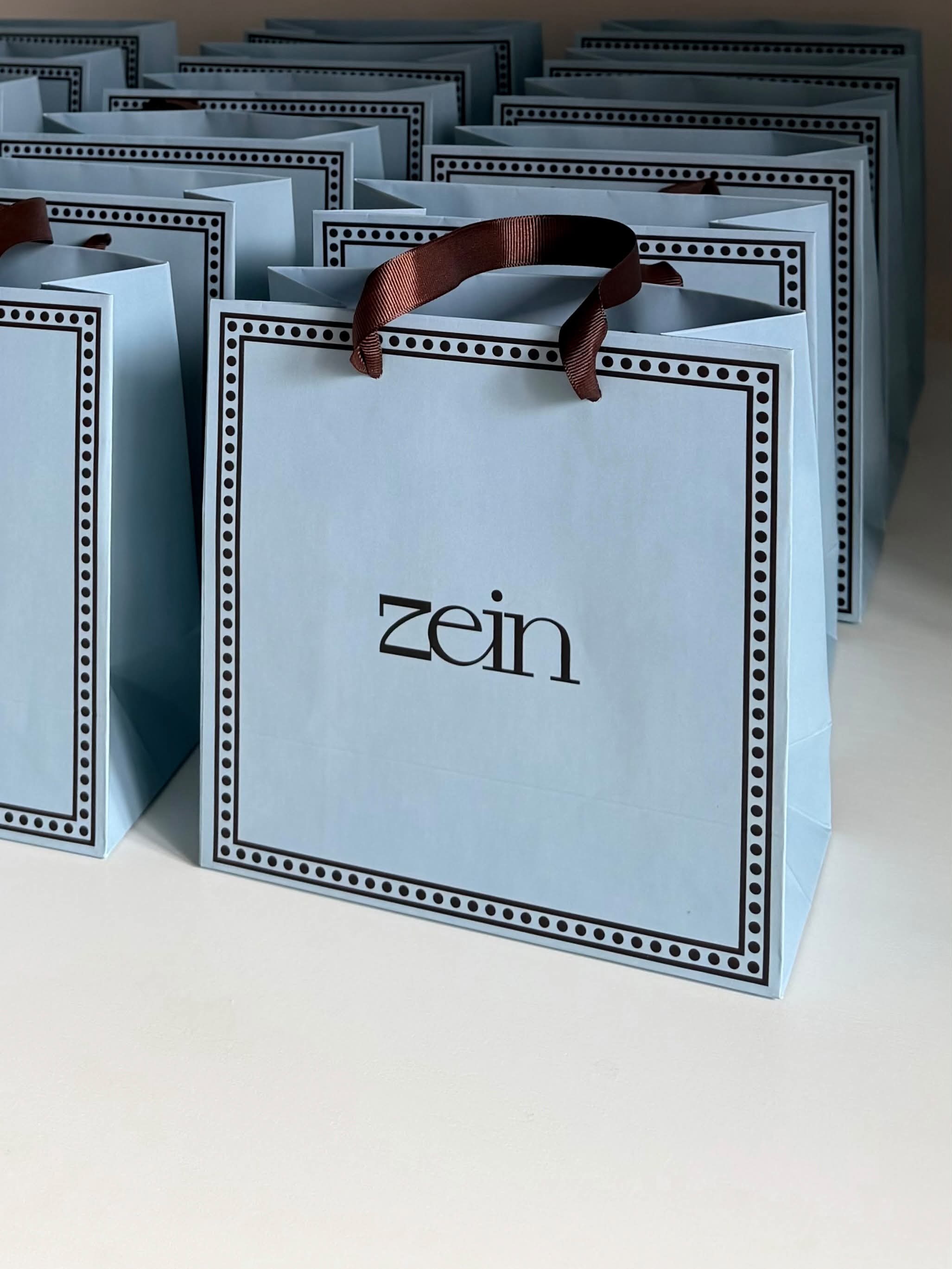 Ряд голубых пакетов с надписью zein